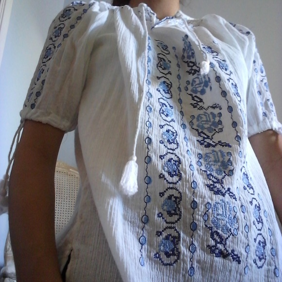 White top embroidered with blue flowers - Picture 5 of 7